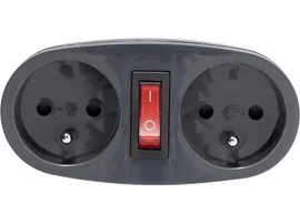 Adaptateur secteur gris avec deux prises, un interrupteur rouge et un bord noir, isolé sur blanc.