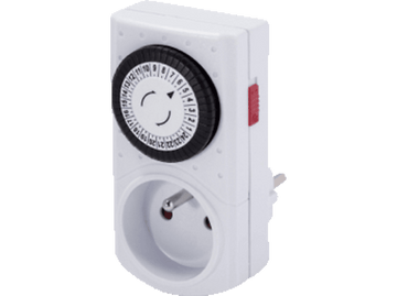 Minuteur électrique blanc avec cadran noir et bouton rouge, isolé.