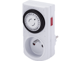 Minuteur électrique blanc avec cadran noir et bouton rouge, isolé.