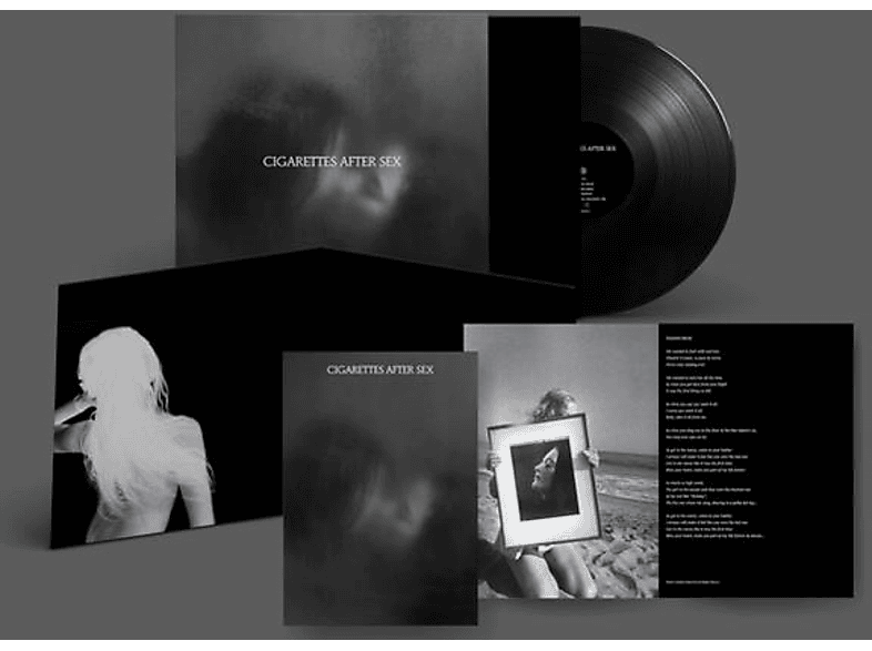 Pochette d'album avec des images en noir et blanc et du texte. Un disque vinyle est visible.