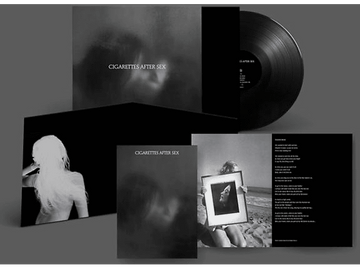 Pochette d'album avec des images en noir et blanc et du texte. Un disque vinyle est visible.