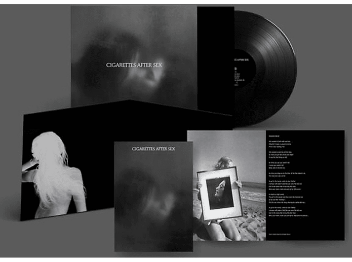 Pochette d'album avec des images en noir et blanc et du texte. Un disque vinyle est visible.