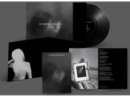 Pochette d'album avec des images en noir et blanc et du texte. Un disque vinyle est visible.