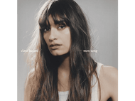 Couverture d'album: Clara Luciani avec cheveux longs, débardeur, texte 