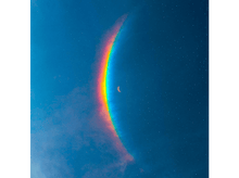 Charger l'image dans la galerie, Un arc-en-ciel avec la lune dans le ciel. Le ciel est bleu foncé et rempli d'étoiles.
