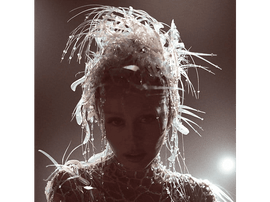 Une femme avec une coiffe élaborée, ornée d