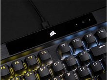 Charger l&#39;image dans la galerie, Gros plan d&#39;un clavier noir, les touches sont allumées. Logo Corsair.
