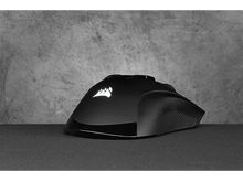 Charger l&#39;image dans la galerie, Une souris de jeu noire avec le logo Corsair, sur un tapis de souris noir.
