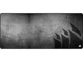 Tapis de souris noir et gris avec une texture rayée et le logo Corsair à droite.