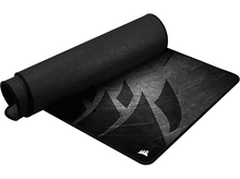 Charger l&#39;image dans la galerie, Tapis de souris noir avec une section enroulée, montrant le dessous et le logo Corsair.
