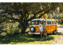 Charger l'image dans la galerie, Couple prenant un selfie à côté d'un van VW jaune sous un arbre.
