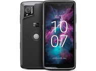 Un smartphone noir avec deux caméras, affichant un fond d'écran sur le thème de la galaxie.