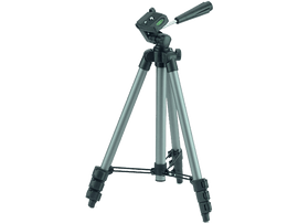 Un trépied argenté et noir. Il a trois pieds et une tête pour monter un appareil photo.