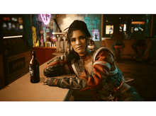 Charger l&#39;image dans la galerie, Une femme assise à un bar, regardant la caméra. Une bouteille de bière est sur le bar.
