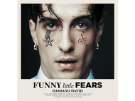 Gros plan du visage de Damiano David avec des tatouages faciaux. Pochette de l'album 'Funny little fears'.