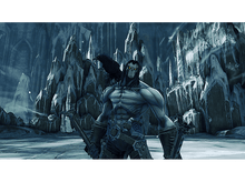 Charger l&#39;image dans la galerie, Un personnage musclé avec un corbeau sur l&#39;épaule se tient dans un paysage enneigé et glacé.
