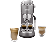 Machine à expresso avec deux verres de café et un verre de latte, le tout sur une surface blanche.