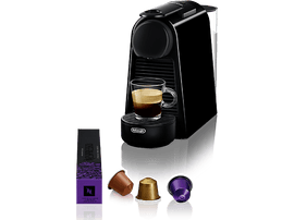 Machine à café Nespresso noire avec une tasse de café. Plusieurs capsules à côté.