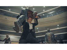 Charger l&#39;image dans la galerie, Homme porte un zombie sur ses épaules. Autres zombies et centre commercial en arrière-plan.
