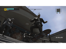 Charger l&#39;image dans la galerie, Homme faisant du skateboard sur des zombies dans un jeu. Interface du jeu montre score et barre de santé.
