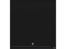 Charger l&#39;image dans la galerie, Un fond noir avec un logo et du texte blancs en bas.
