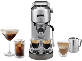 Une machine à café avec des boissons au café. Espresso, café glacé, cappuccino et une boisson au lait.
