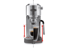 Charger l&#39;image dans la galerie, Une machine à expresso avec un verre de café, montrant les dimensions et un socle gris.
