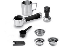 Charger l&#39;image dans la galerie, Accessoires pour machine à expresso : pichet en acier, tamper, porte-filtre et plusieurs paniers filtrants.
