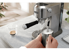 Charger l&#39;image dans la galerie, Une personne versant du lait dans une tasse de café à l&#39;aide d&#39;une machine à expresso.
