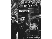 Charger l'image dans la galerie, Photo en noir et blanc des membres du groupe Depeche Mode devant une enseigne en bois.
