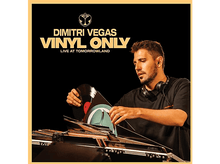 Charger l'image dans la galerie, Pochette d'album avec un DJ sur une platine vinyle. Fond noir et disques vinyles.
