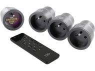 Ensemble de quatre prises électriques avec une télécommande. Une prise a une prise rose.