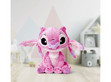 Charger l&#39;image dans la galerie, Peluche Angel rose assise. L&#39;arrière-plan montre une chambre d&#39;enfant aux couleurs pastel et une étagère à jouets.
