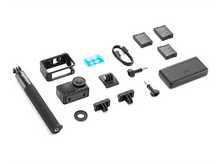 Charger l&#39;image dans la galerie, Kit caméra d&#39;action DJI sur fond blanc. Comprend caméra, batteries, accessoires de montage, perche et étui de charge.
