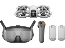 Charger l&#39;image dans la galerie, Un drone avec une caméra, une télécommande et deux batteries, le tout en nuances de gris.
