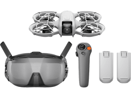 Un drone avec une caméra, une télécommande et deux batteries, le tout en nuances de gris.