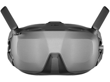 Charger l&#39;image dans la galerie, Un casque VR, gris, avec des antennes. Vue de dessus, isolé sur blanc. Les lunettes sont orientées vers le haut.
