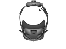 Charger l&#39;image dans la galerie, Un casque de réalité virtuelle noir est présenté sur fond blanc. Il fait face au spectateur.
