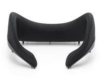 Charger l&#39;image dans la galerie, Un coussin facial noir et incurvé pour casque VR sur fond blanc.
