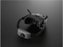 Charger l&#39;image dans la galerie, Casque VR noir avec deux antennes et une sangle, sur une surface sombre.
