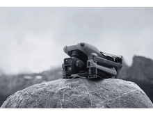 Charger l&#39;image dans la galerie, Un drone sur un rocher, avec un arrière-plan de montagne flou.
