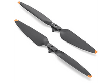 Charger l&#39;image dans la galerie, Deux hélices de drone sont inclinées sur une surface blanche. Chacune a une petite pointe orange.
