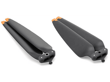 Charger l&#39;image dans la galerie, Deux hélices de drone noires et oranges sur une surface blanche.
