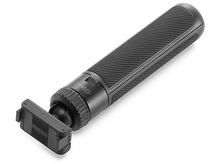 Charger l&#39;image dans la galerie, Stabilisateur de caméra noir à poignée rainurée. La tête a un support de caméra.
