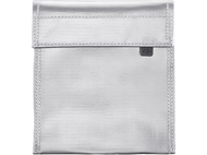 Sac ignifuge argenté, scellé en haut. Petite étiquette grise sur le devant.