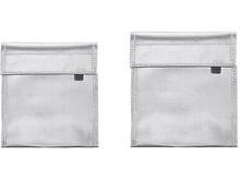 Charger l&#39;image dans la galerie, Deux pochettes argentées résistantes au feu, probablement pour ranger des documents ou des objets de valeur. Fond blanc uni.
