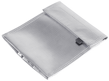 Charger l&#39;image dans la galerie, Pochette de protection argentée, rectangulaire avec rabat, sur surface blanche.
