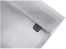 Charger l&#39;image dans la galerie, Pochette argentée avec logo DJI, vue rapprochée.
