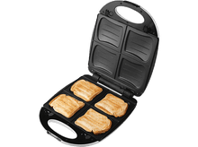 Charger l&#39;image dans la galerie, Un appareil à sandwich ouvert avec quatre sandwichs grillés à l&#39;intérieur, sur une surface blanche.
