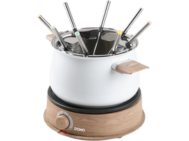 Un caquelon à fondue blanc avec des poignées en bois et une base en bois, avec des fourchettes à fondue colorées.